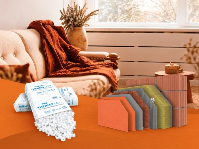 Isolant à souffler THERMO LOFT et composition d’isolation par l’extérieur devant un intérieur chaleureux